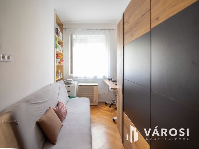 Nappali+2 hálószobás, földszinti lakás, zöldövezetben