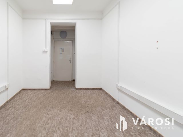 Fáy utcai irodaépületben földszinti, 16 m2-es iroda kiadó