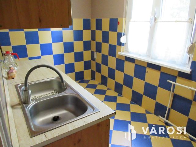 Erkélyes panel lakás a városközpontban